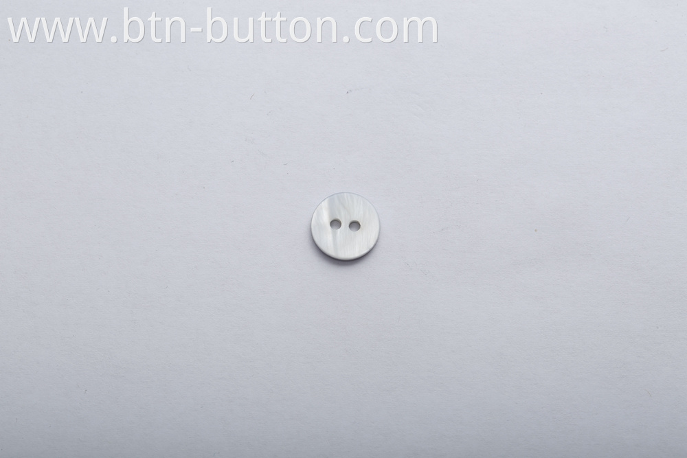 Round four-hole shell button